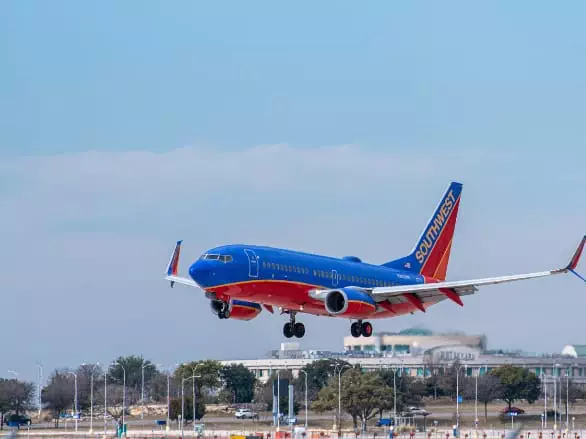 O stewardesă concediată pentru afirmații pro-life a câștigat un proces și poate primi o despăgubire de 5 milioane de dolari